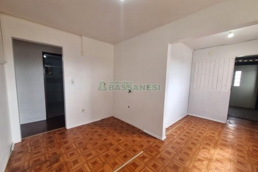 Casa com 75m², 2 dormitórios, 1 vaga, no bairro Charqueadas em Caxias do Sul para Alugar