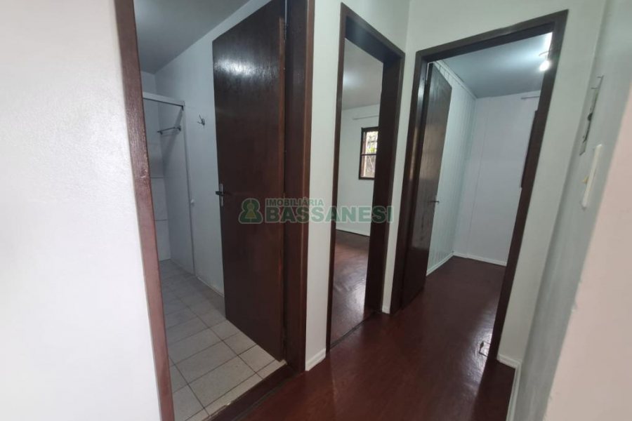 Casa com 75m², 2 dormitórios, 1 vaga, no bairro Charqueadas em Caxias do Sul para Alugar