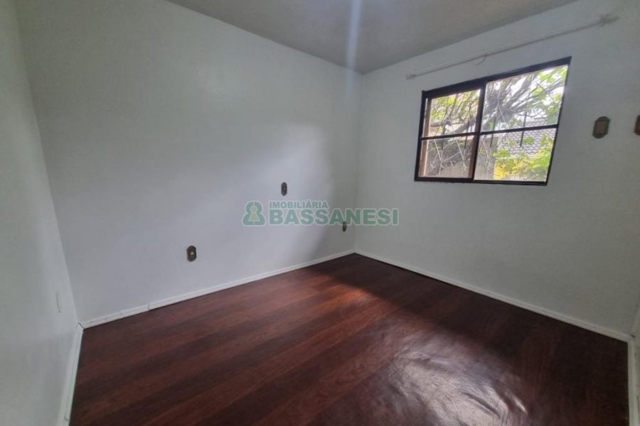 Casa com 75m², 2 dormitórios, 1 vaga, no bairro Charqueadas em Caxias do Sul para Alugar