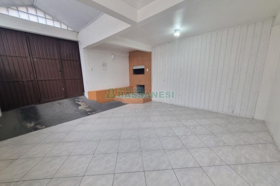 Casa com 75m², 2 dormitórios, 1 vaga, no bairro Charqueadas em Caxias do Sul para Alugar