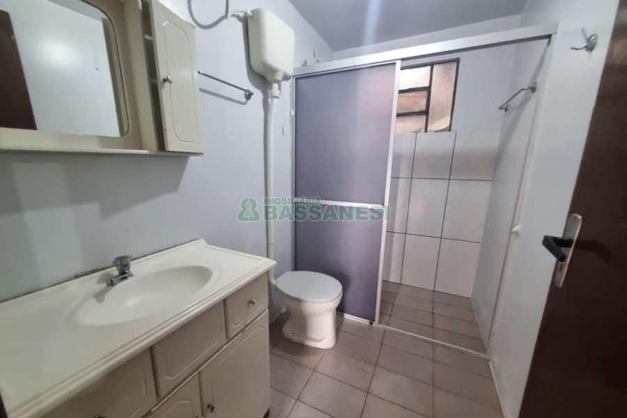 Casa com 75m², 2 dormitórios, 1 vaga, no bairro Charqueadas em Caxias do Sul para Alugar