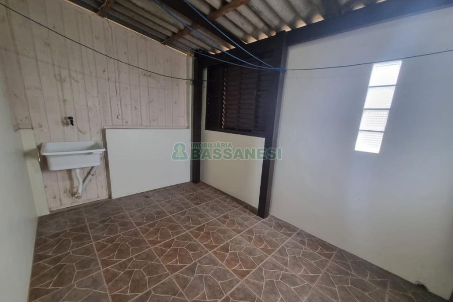 Casa com 75m², 2 dormitórios, 1 vaga, no bairro Charqueadas em Caxias do Sul para Alugar