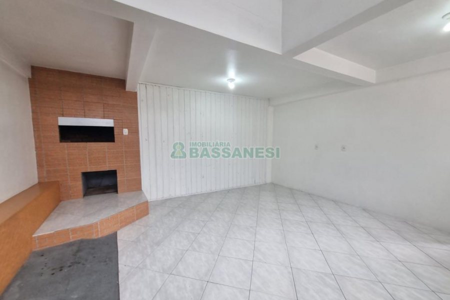 Casa com 75m², 2 dormitórios, 1 vaga, no bairro Charqueadas em Caxias do Sul para Alugar