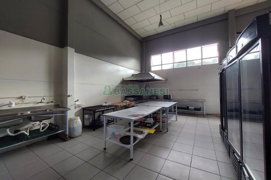 Pavilhão com 670m², no bairro Charqueadas em Caxias do Sul para Alugar