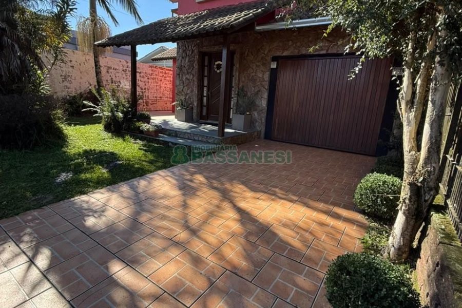 Casa com 159m², 3 dormitórios, 2 vagas, no bairro Desvio Rizzo em Caxias do Sul para Comprar