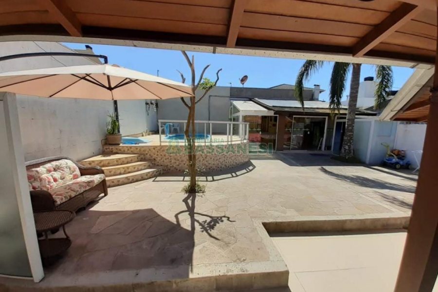 Casa com 159m², 3 dormitórios, 2 vagas, no bairro Desvio Rizzo em Caxias do Sul para Comprar