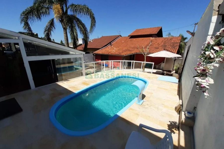 Casa com 159m², 3 dormitórios, 2 vagas, no bairro Desvio Rizzo em Caxias do Sul para Comprar