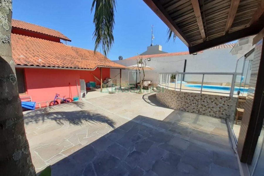 Casa com 159m², 3 dormitórios, 2 vagas, no bairro Desvio Rizzo em Caxias do Sul para Comprar