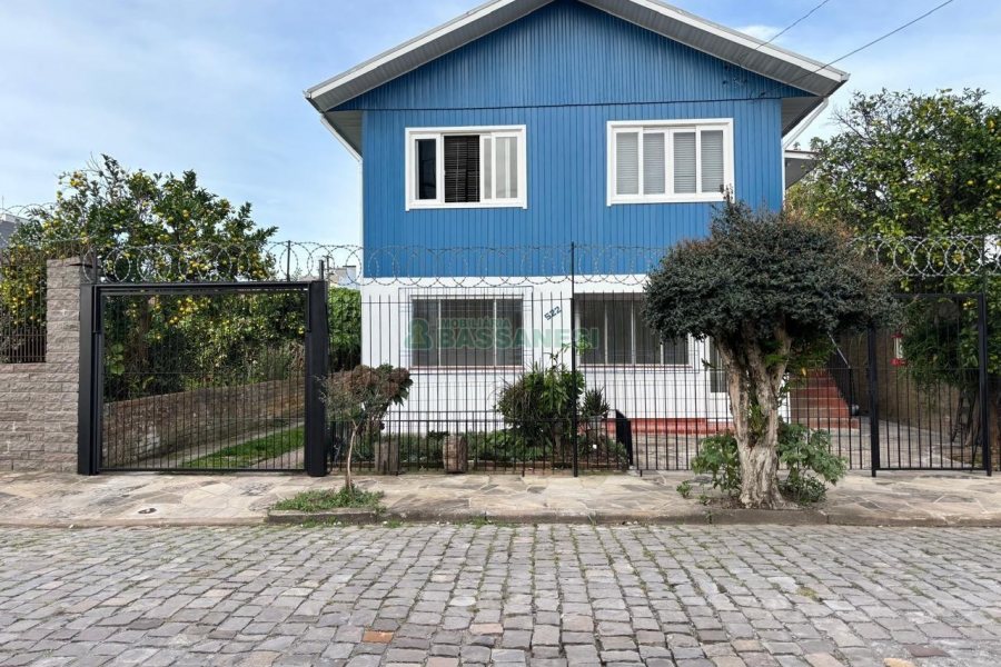 Casa com 74m², 3 dormitórios, 1 vaga, no bairro Madureira em Caxias do Sul para Alugar