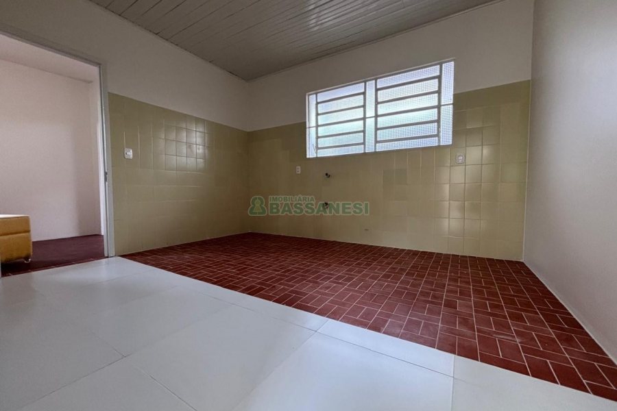 Casa com 74m², 3 dormitórios, 1 vaga, no bairro Madureira em Caxias do Sul para Alugar