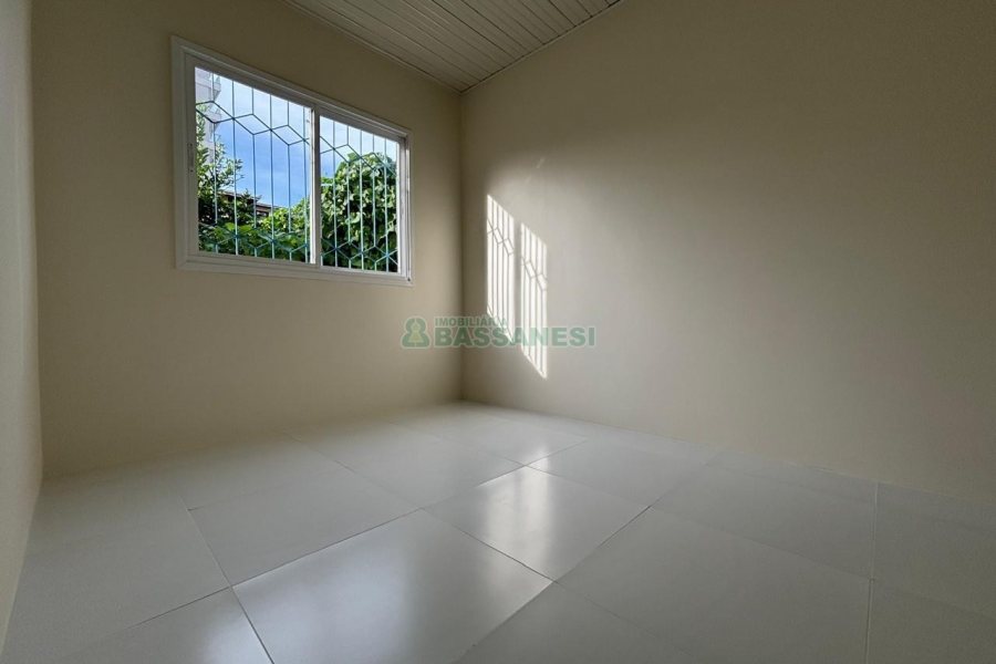 Casa com 74m², 3 dormitórios, 1 vaga, no bairro Madureira em Caxias do Sul para Alugar