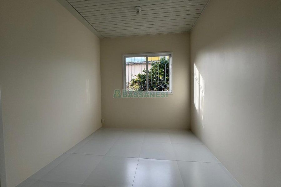 Casa com 74m², 3 dormitórios, 1 vaga, no bairro Madureira em Caxias do Sul para Alugar