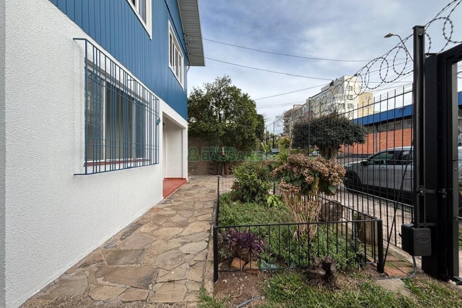 Casa com 148m², 6 dormitórios, 2 vagas, no bairro Madureira em Caxias do Sul para Alugar
