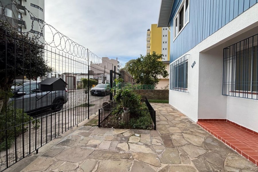 Casa com 148m², 6 dormitórios, 2 vagas, no bairro Madureira em Caxias do Sul para Alugar