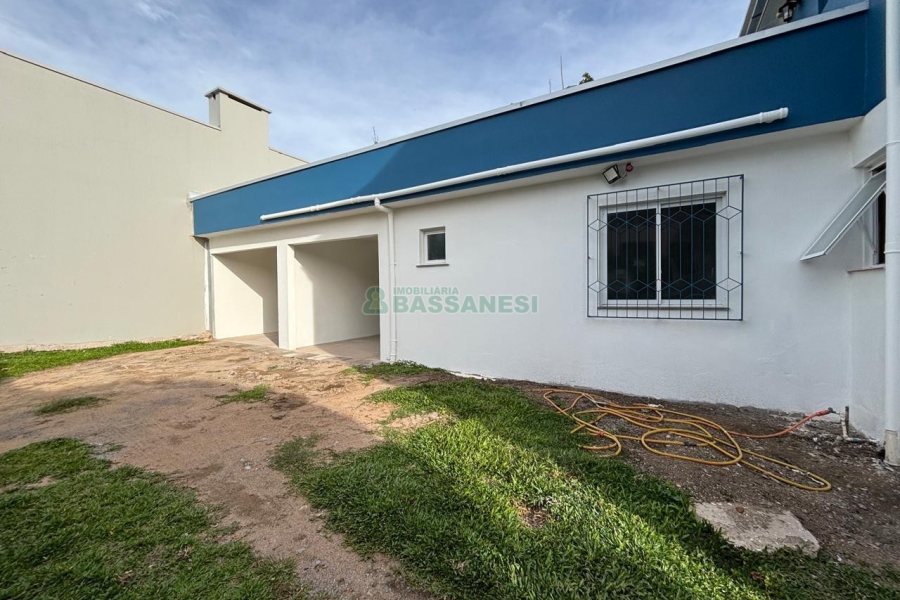 Casa com 148m², 6 dormitórios, 2 vagas, no bairro Madureira em Caxias do Sul para Alugar