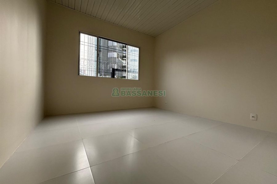 Casa com 148m², 6 dormitórios, 2 vagas, no bairro Madureira em Caxias do Sul para Alugar