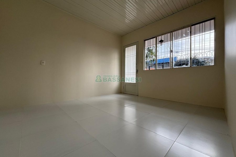 Casa com 148m², 6 dormitórios, 2 vagas, no bairro Madureira em Caxias do Sul para Alugar