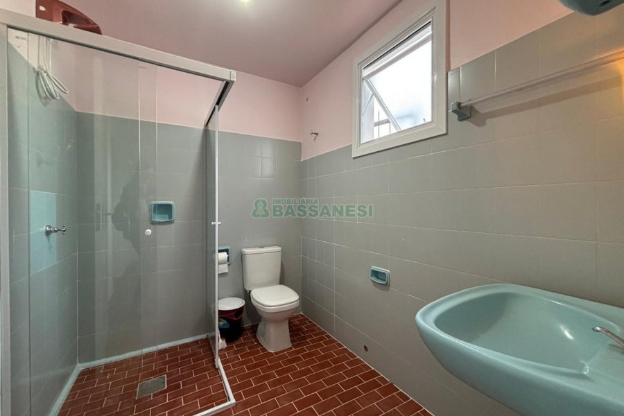 Casa com 148m², 6 dormitórios, 2 vagas, no bairro Madureira em Caxias do Sul para Alugar