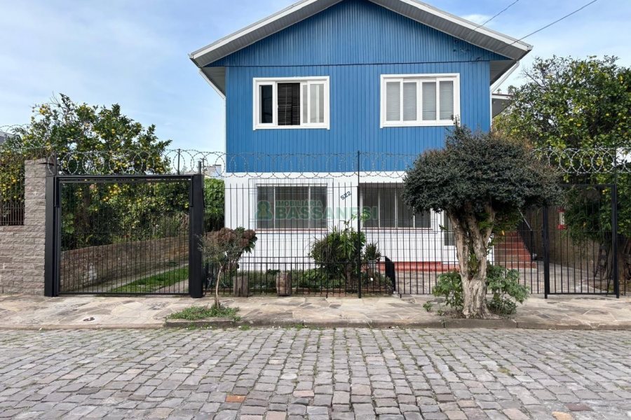 Casa com 140m², 3 dormitórios, 1 vaga, no bairro Madureira em Caxias do Sul para Alugar