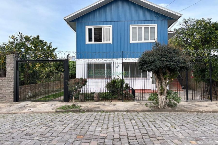Casa com 140m², 3 dormitórios, 1 vaga, no bairro Madureira em Caxias do Sul para Alugar