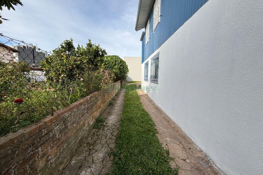 Casa com 140m², 3 dormitórios, 1 vaga, no bairro Madureira em Caxias do Sul para Alugar