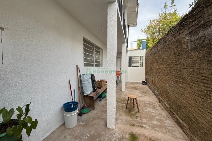Casa com 140m², 3 dormitórios, 1 vaga, no bairro Madureira em Caxias do Sul para Alugar