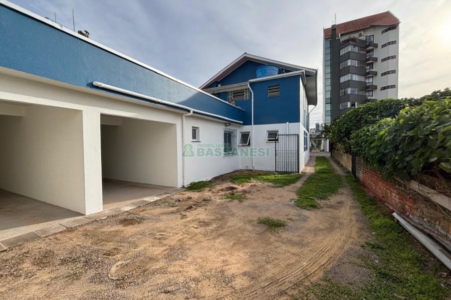 Casa com 140m², 3 dormitórios, 1 vaga, no bairro Madureira em Caxias do Sul para Alugar