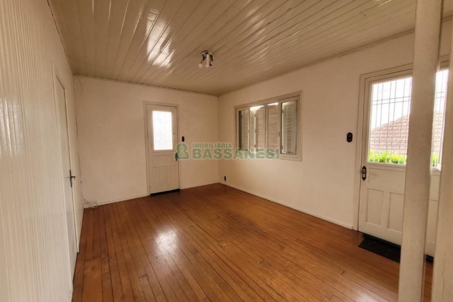 Casa com 90m², 2 dormitórios, 1 vaga, no bairro Pio X em Caxias do Sul para Alugar