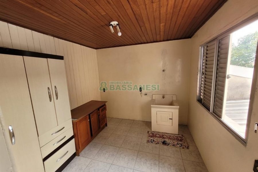 Casa com 90m², 2 dormitórios, 1 vaga, no bairro Pio X em Caxias do Sul para Alugar