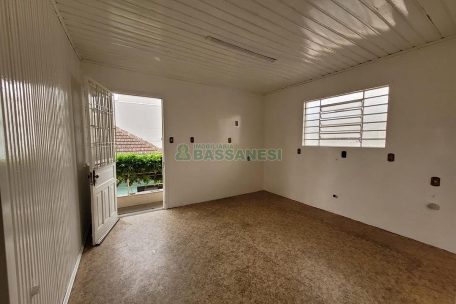 Casa com 90m², 2 dormitórios, 1 vaga, no bairro Pio X em Caxias do Sul para Alugar