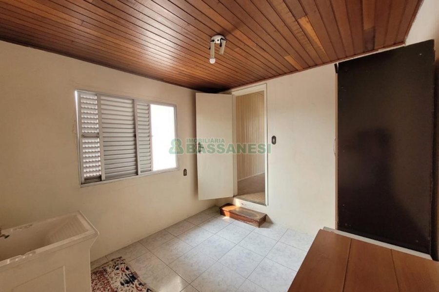 Casa com 90m², 2 dormitórios, 1 vaga, no bairro Pio X em Caxias do Sul para Alugar
