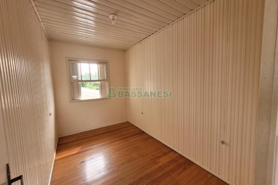 Casa com 90m², 2 dormitórios, 1 vaga, no bairro Pio X em Caxias do Sul para Alugar