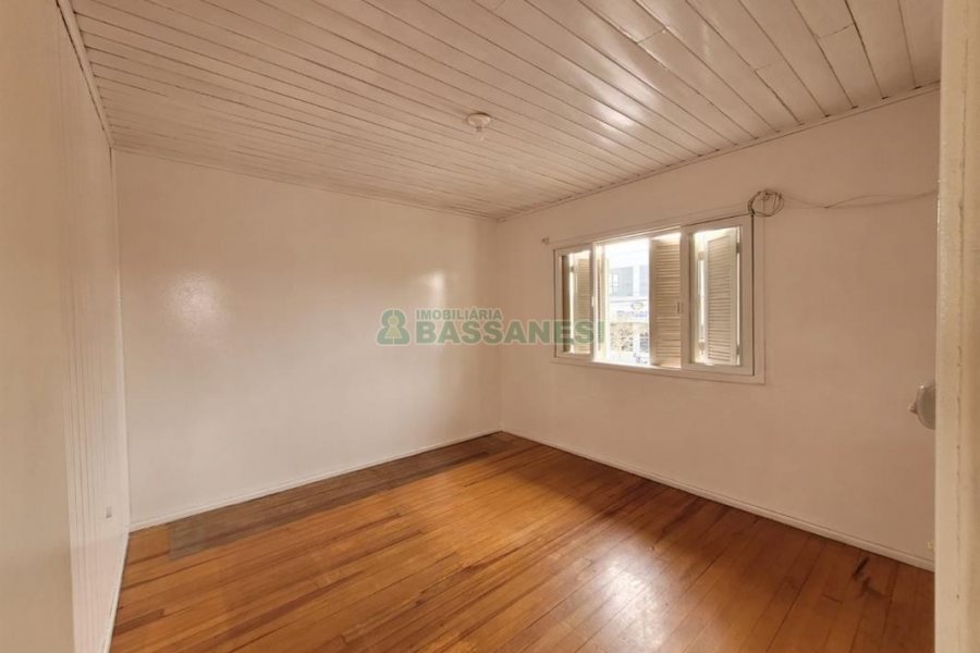 Casa com 90m², 2 dormitórios, 1 vaga, no bairro Pio X em Caxias do Sul para Alugar