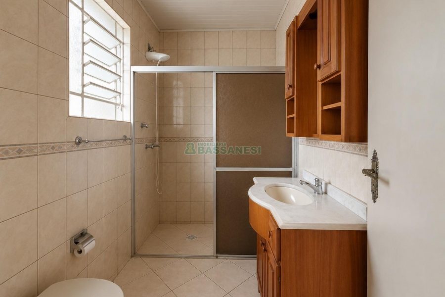 Casa com 90m², 2 dormitórios, 1 vaga, no bairro Pio X em Caxias do Sul para Alugar