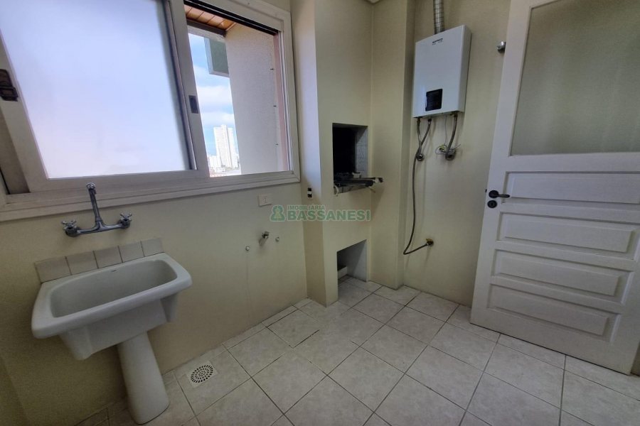 Apartamento com 108m², 3 dormitórios, 2 vagas, no bairro São Pelegrino em Caxias do Sul para Alugar