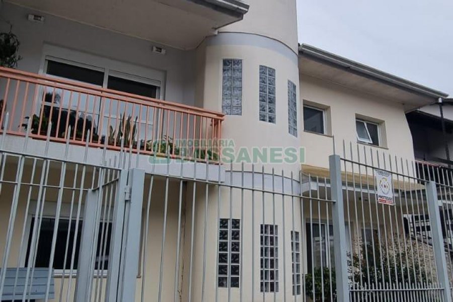 Casa com 428m², 5 dormitórios, 3 vagas, no bairro Petrópolis em Caxias do Sul para Comprar