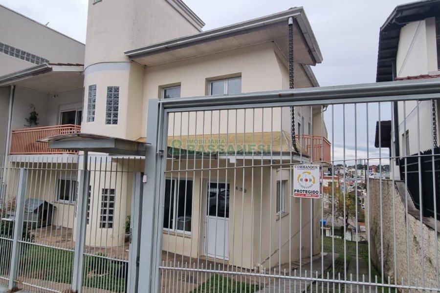 Casa com 428m², 5 dormitórios, 3 vagas, no bairro Petrópolis em Caxias do Sul para Comprar