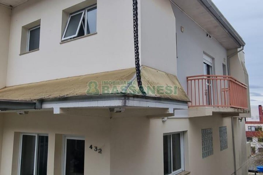 Casa com 428m², 5 dormitórios, 3 vagas, no bairro Petrópolis em Caxias do Sul para Comprar