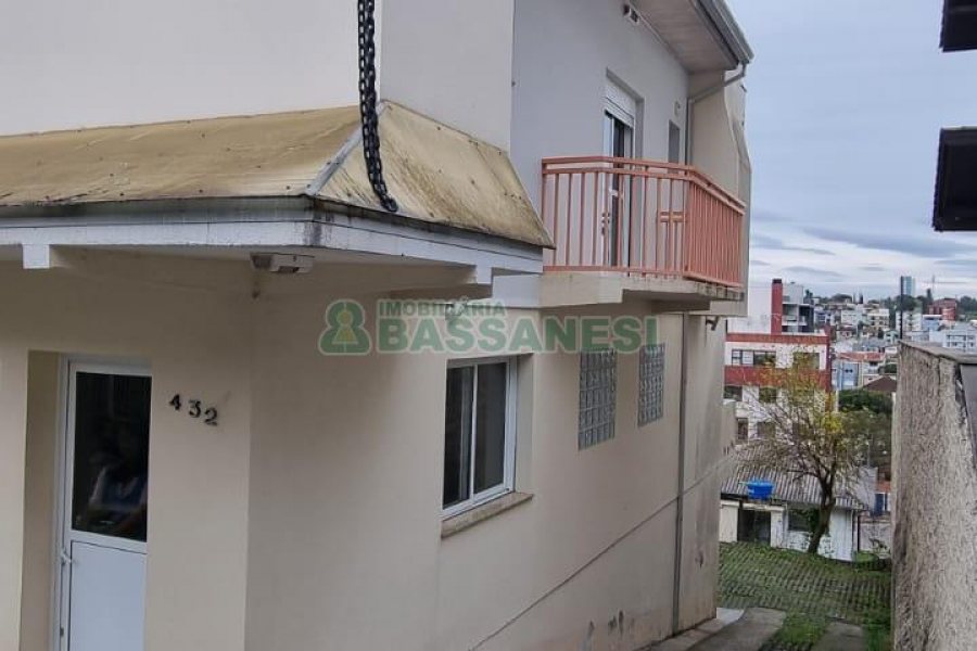 Casa com 428m², 5 dormitórios, 3 vagas, no bairro Petrópolis em Caxias do Sul para Comprar
