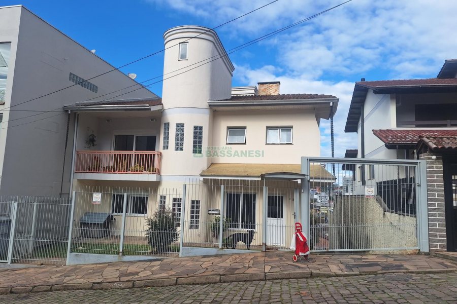 Casa com 428m², 5 dormitórios, 3 vagas, no bairro Petrópolis em Caxias do Sul para Comprar