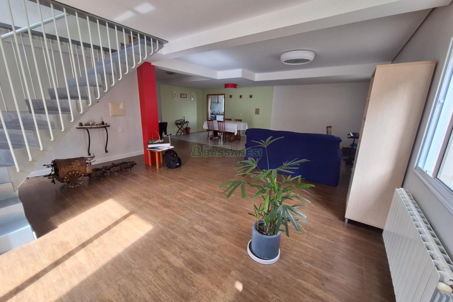 Casa com 428m², 5 dormitórios, 3 vagas, no bairro Petrópolis em Caxias do Sul para Comprar