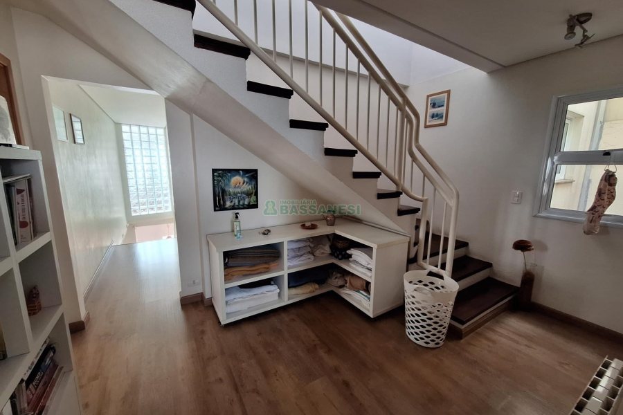 Casa com 428m², 5 dormitórios, 3 vagas, no bairro Petrópolis em Caxias do Sul para Comprar