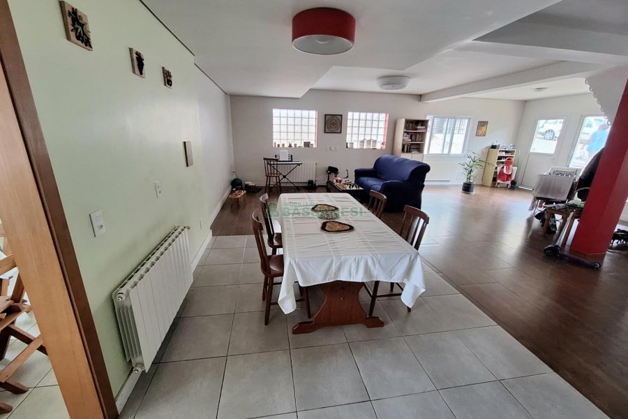 Casa com 428m², 5 dormitórios, 3 vagas, no bairro Petrópolis em Caxias do Sul para Comprar
