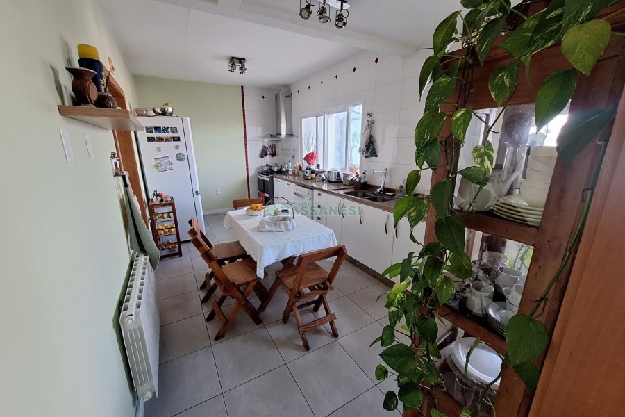 Casa com 428m², 5 dormitórios, 3 vagas, no bairro Petrópolis em Caxias do Sul para Comprar