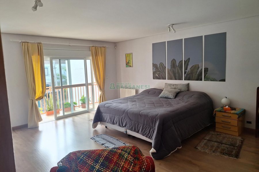 Casa com 428m², 5 dormitórios, 3 vagas, no bairro Petrópolis em Caxias do Sul para Comprar
