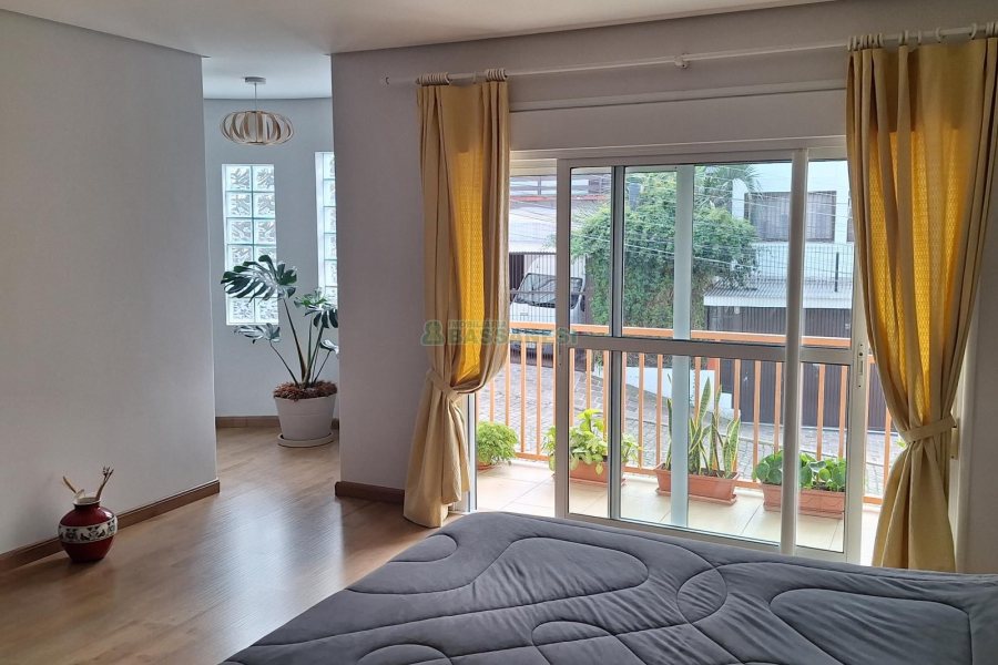 Casa com 428m², 5 dormitórios, 3 vagas, no bairro Petrópolis em Caxias do Sul para Comprar