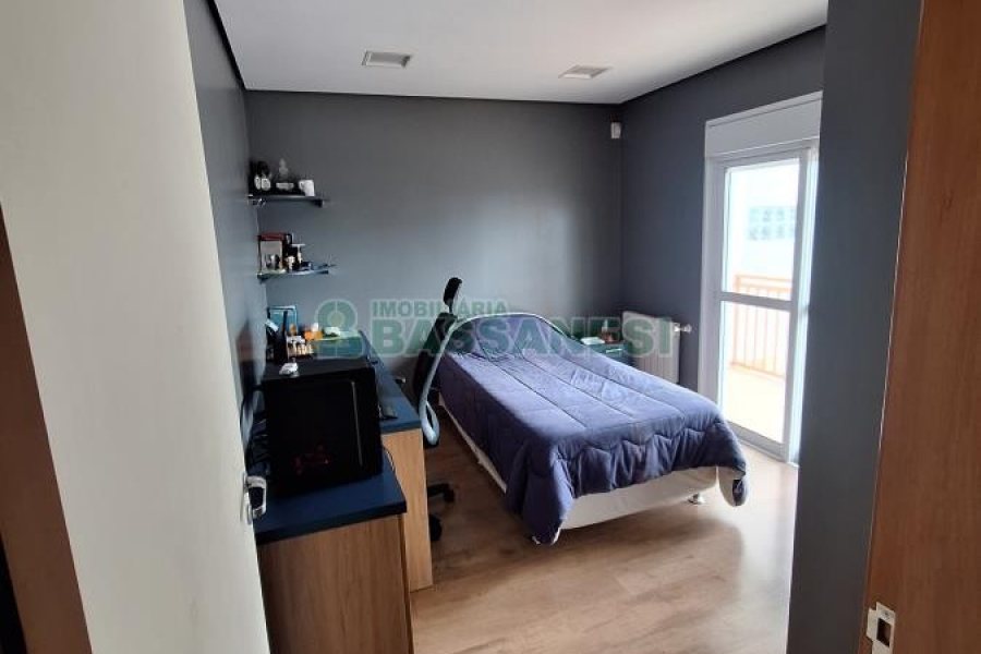Casa com 428m², 5 dormitórios, 3 vagas, no bairro Petrópolis em Caxias do Sul para Comprar