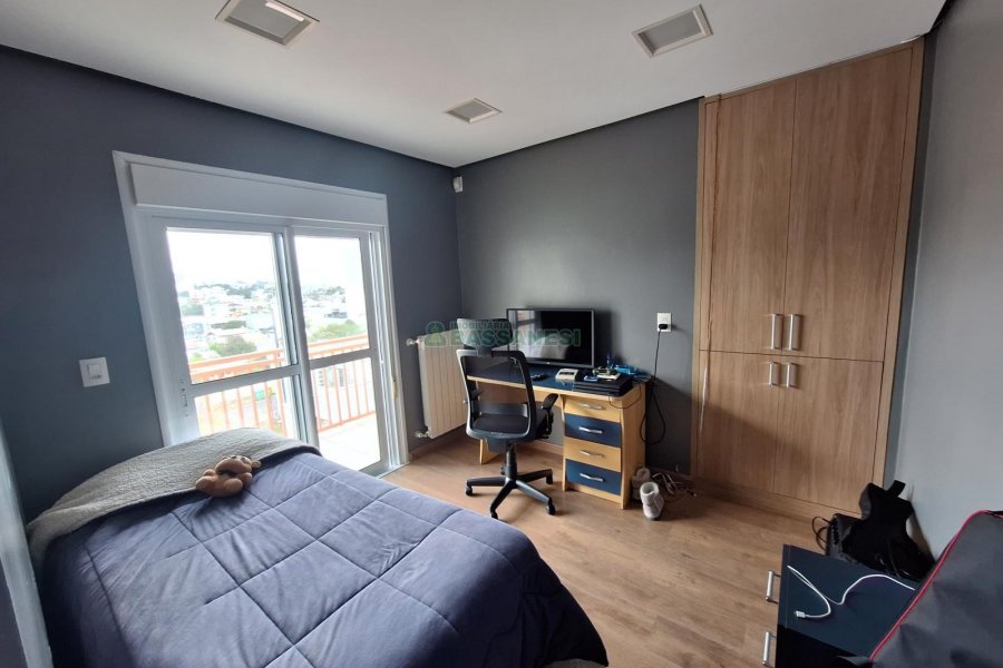 Casa com 428m², 5 dormitórios, 3 vagas, no bairro Petrópolis em Caxias do Sul para Comprar