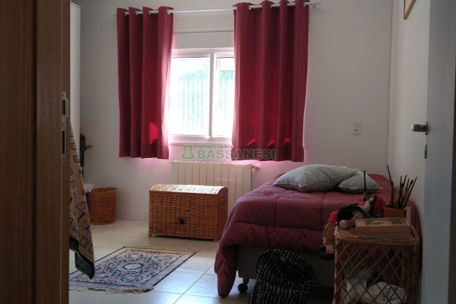 Casa com 428m², 5 dormitórios, 3 vagas, no bairro Petrópolis em Caxias do Sul para Comprar