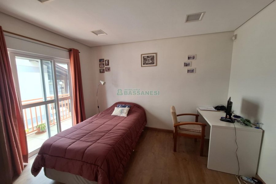 Casa com 428m², 5 dormitórios, 3 vagas, no bairro Petrópolis em Caxias do Sul para Comprar